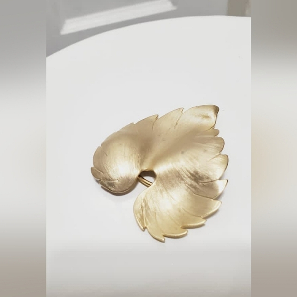 Vintage Mid Century Leaf Gold Tone Clip. 🌴